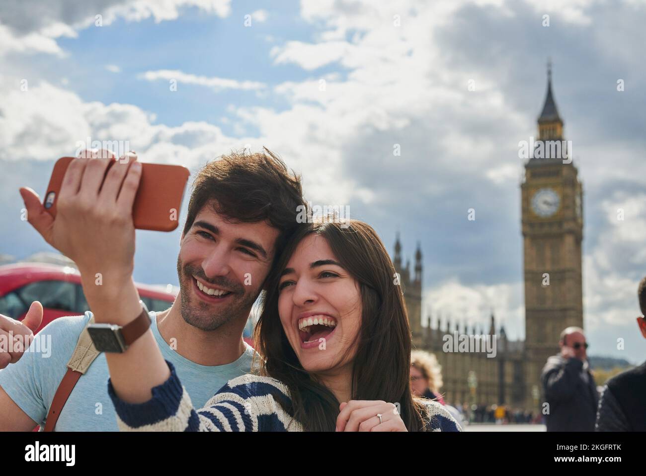 Reisen, Telefon und Paar machen in London ein Selfie und posten Straßennachrichten in sozialen Medien. Big ben, Freiheit und glückliche Frau lieben es zu nehmen Stockfoto