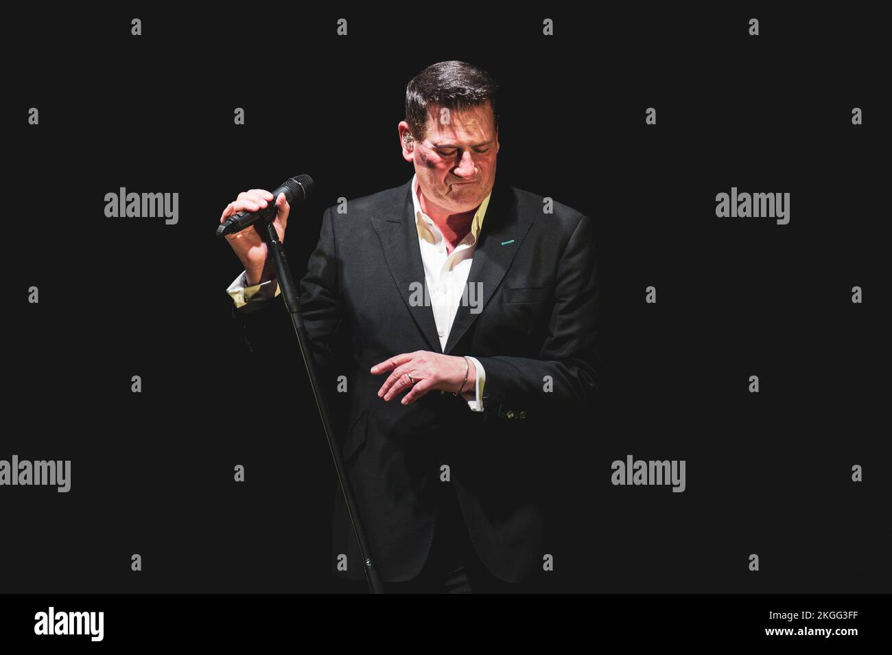 ITALIEN, TURIN, NOVEMBER 22. 2022: Der britische Popsänger Tony Hadley, ehemaliger Leadsänger der Neuen Romantischen Band Spandau Ballet, tritt live auf der Bühne für seine „40.-Jubiläumsreise“ zusammen mit der „Fabolous TH Band“ auf. Stockfoto