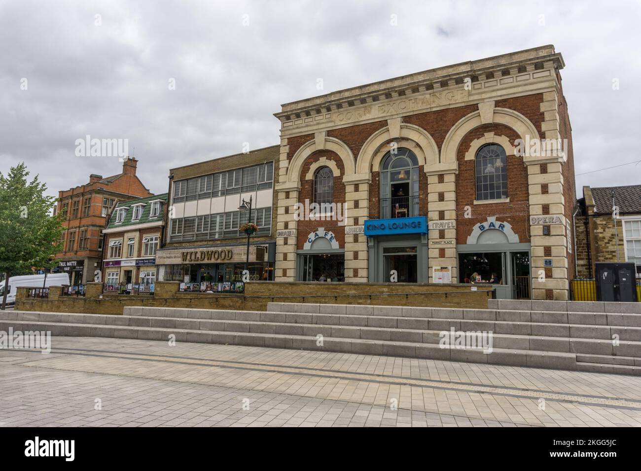 Old Corn Exchange Building, jetzt Kino Lounge Cafe, Market Square in der Stadt Kettering, Northamptonshire, Großbritannien Stockfoto