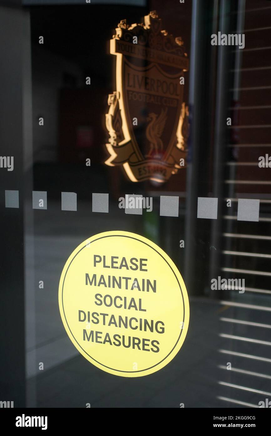Bitte halten Sie Ihre Entfernungsschilder in Knowsley, um Bewusstsein für die Ausbreitung der Coronavirus-Pandemie zu schaffen Stockfoto