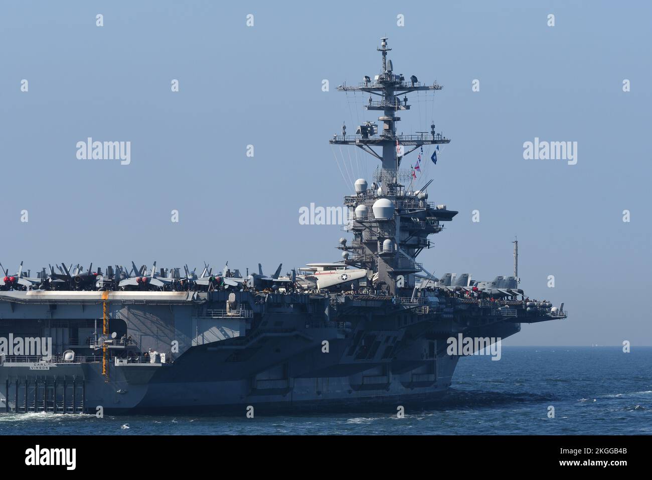 Präfektur Kanagawa, Japan - 28. August 2021: US Navy USS Carl Vinson (CVN-70), Flugzeugträger der Nimitz-Klasse. Stockfoto