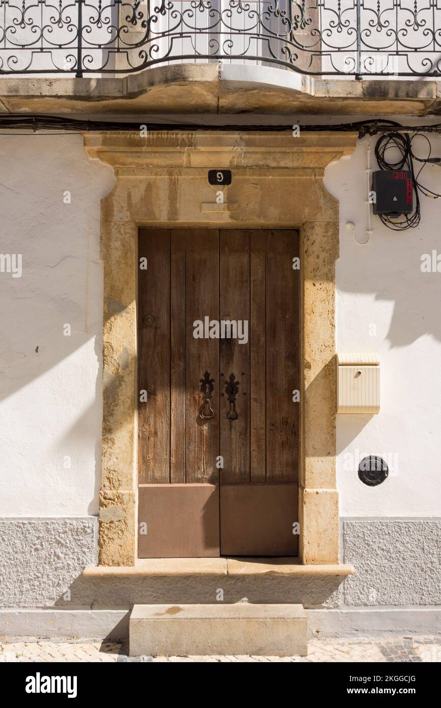 Typisch portugiesisches traditionelles Design vor der Tür zum Hotel, Tavira, Algarve, Portugal Stockfoto