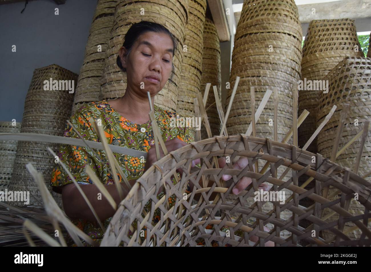 Obstkorb, traditionell aus Bambusmaterial hergestellt Stockfoto