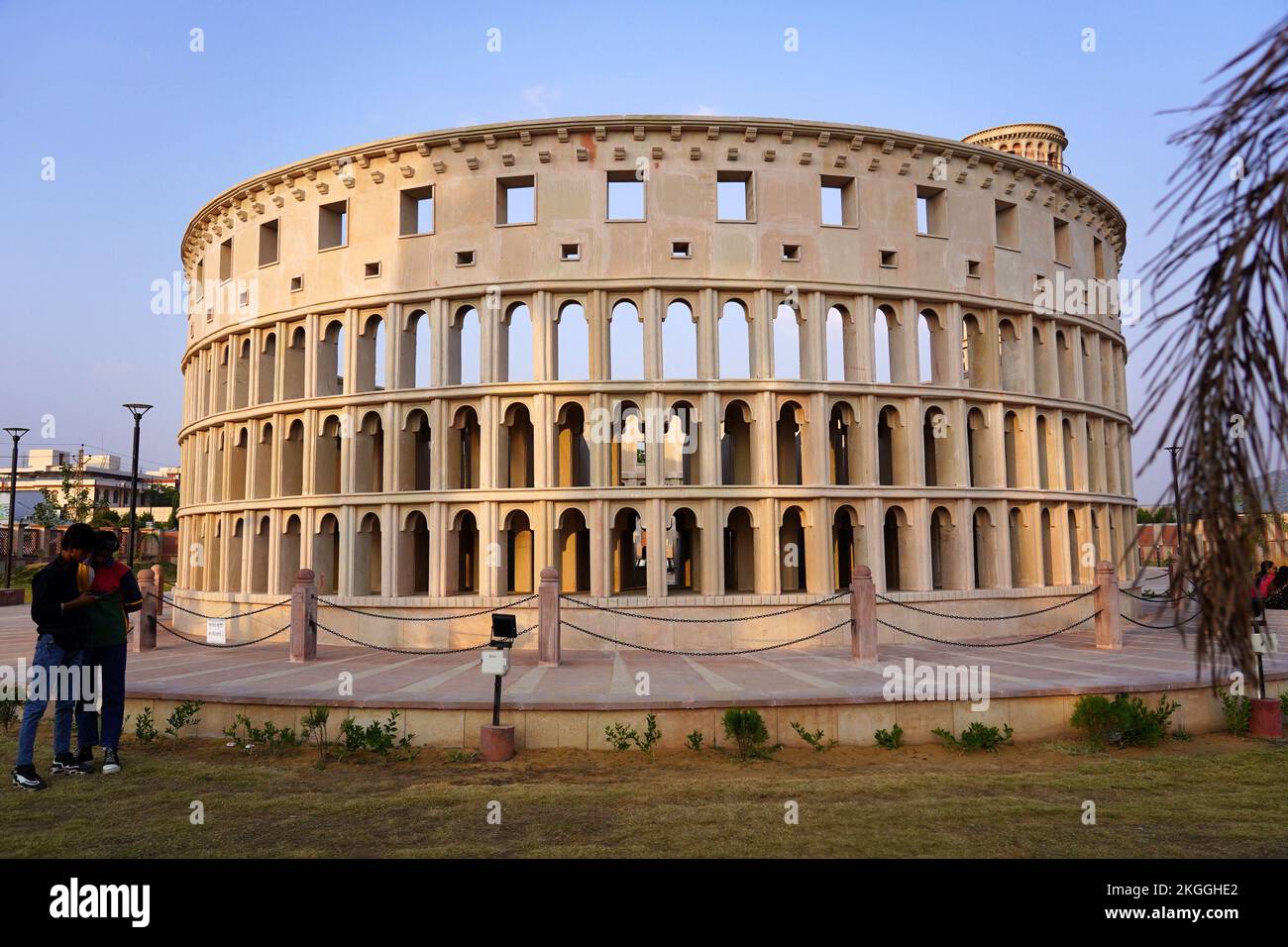 Touristenbesuche im Tableau of Seven Wonders Park in Ajmer, Indien, am 15. November 2022. Es beherbergt Miniaturmodelle von 7 Weltwundern der Pyramide, des römischen Kolosseums, des Eiffelturms, des Taj Mahal, der Freiheitsstatue, Christus, der Erlöser, der Turm von Pisa. Foto von ABACAPRESS.COM Stockfoto