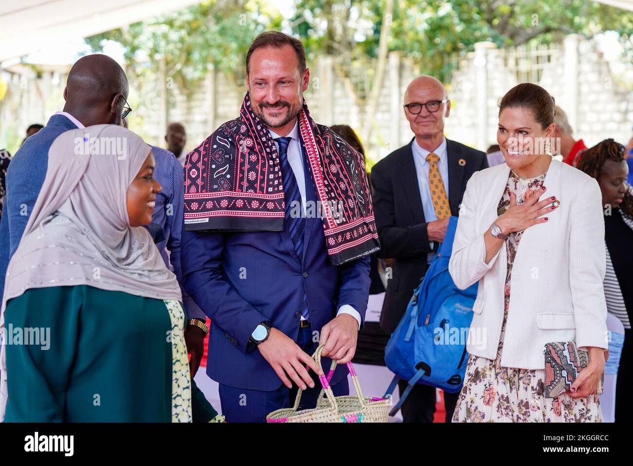 Kronprinz Haakon und Kronprinzessin Victoria werden von Kwale County Gouverneur H.E. begrüßt Fatuma Achani in Kwale County, Kenia, am 23. November 2022. Stockfoto