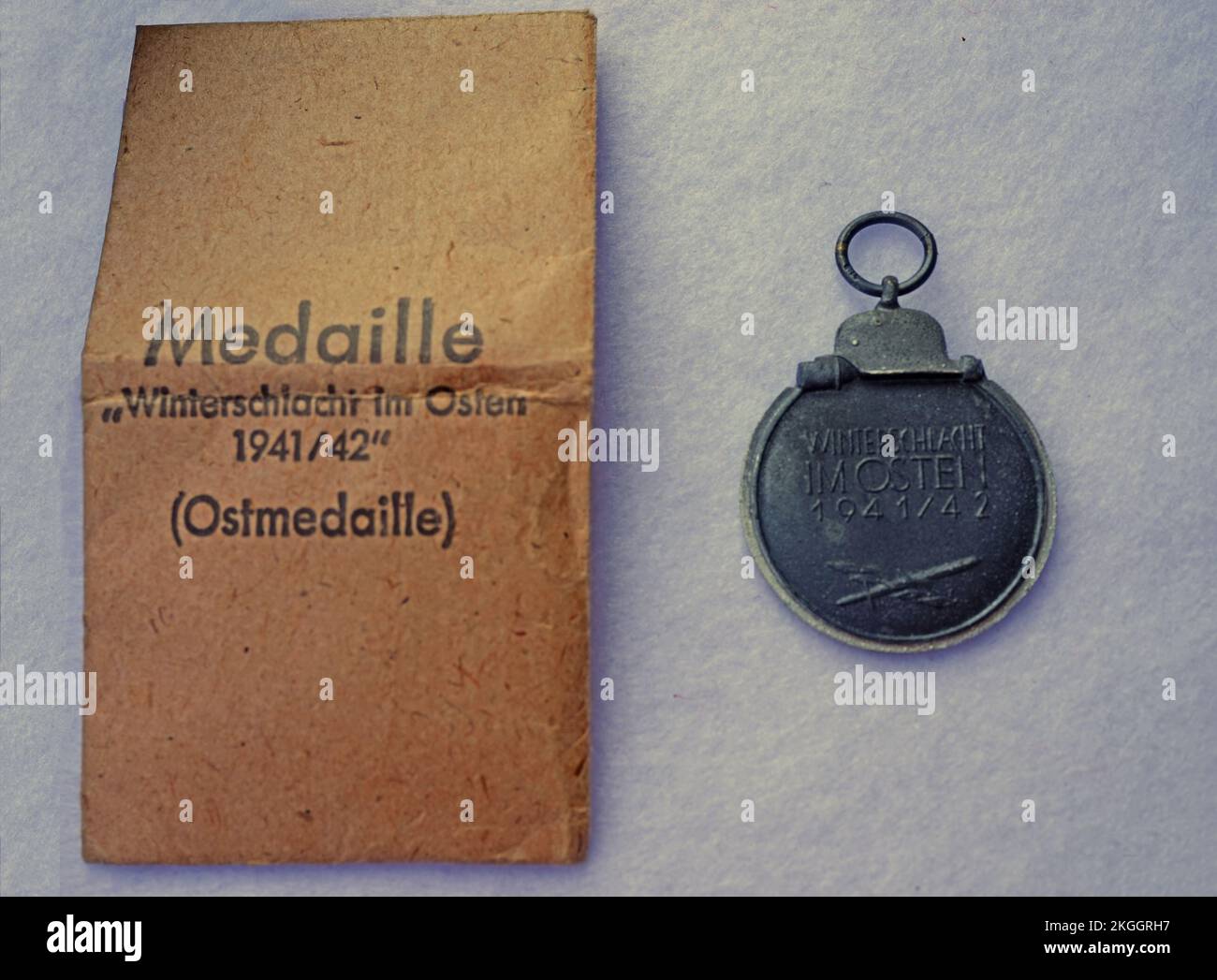 Eine antike deutsche Kriegsmedaille aus dem Zweiten Weltkrieg mit der entsprechenden braunen Papiertüte. Eastern Medal oder Winter Battle in der East 1941–42 Medal Stockfoto