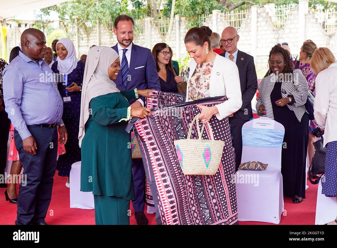 Crown Princess Victoria und Crown Prince Haakon erhalten Geschenke vom Gouverneur von Kwale County H.E. Fatuma Achani während ihres Besuchs in Kwale County, Kenia, Stockfoto