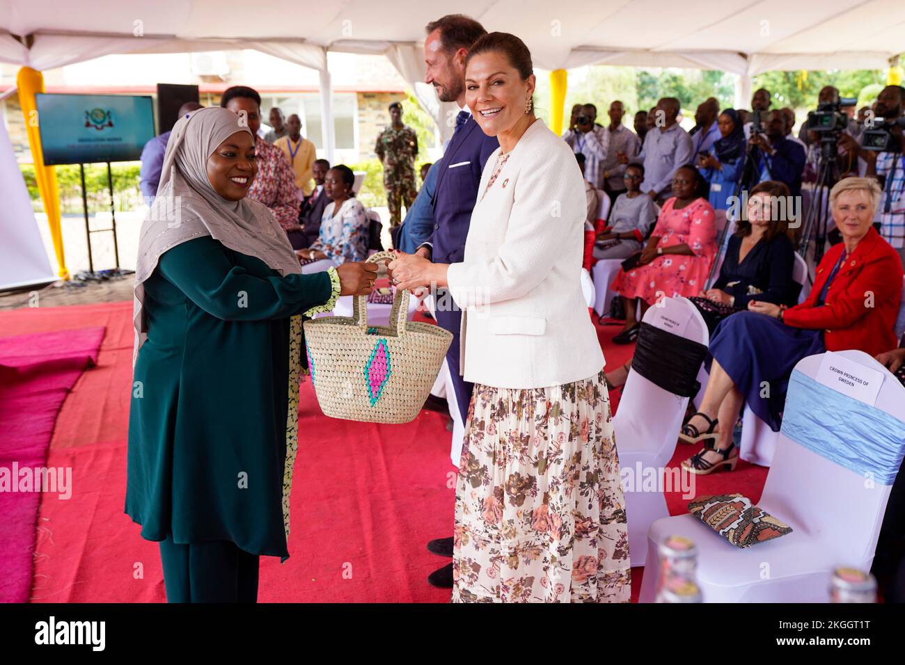 Crown Princess Victoria und Crown Prince Haakon erhalten Geschenke vom Gouverneur von Kwale County H.E. Fatuma Achani während ihres Besuchs in Kwale County, Kenia, Stockfoto