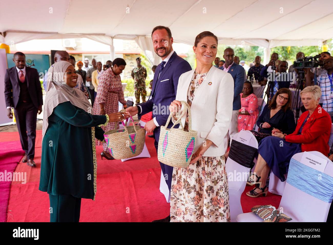 Crown Princess Victoria und Crown Prince Haakon erhalten Geschenke vom Gouverneur von Kwale County H.E. Fatuma Achani während ihres Besuchs in Kwale County, Kenia, Stockfoto