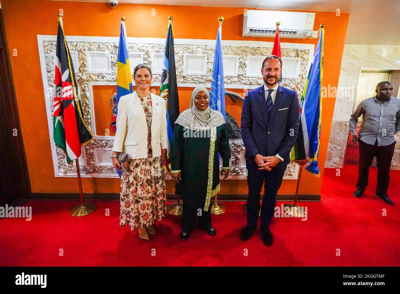Kronprinzessin Victoria und Kronprinz Haakon posieren mit Kwale County Gouverneur H.E. Fatuma Achani (Mitte) während ihres Besuchs in Kwale County, Kenia, Stockfoto
