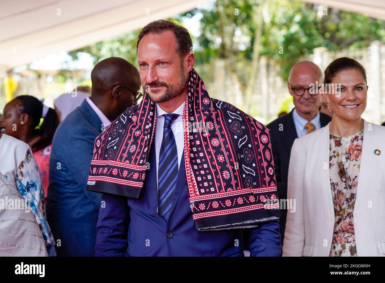 Crown Princess Victoria und Crown Prince Haakon während ihres Besuchs in Kwale County, Kenia, am 23. November 2022. Schwedens Kronprinzessin Victoria und Stockfoto