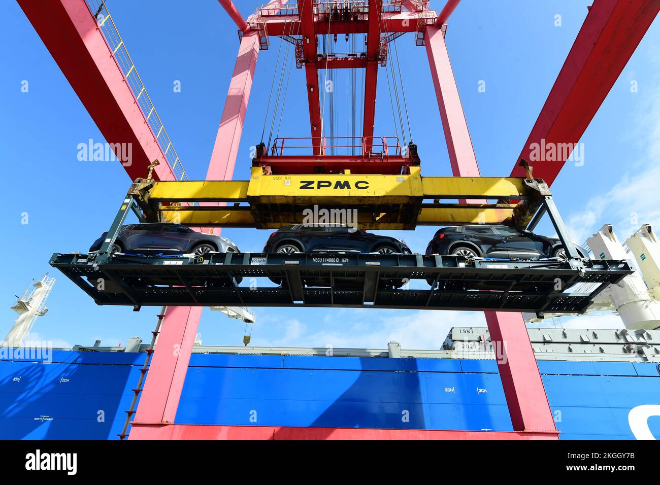 SUQIAN, CHINA - 23. NOVEMBER 2022 - Am Taicang Port Terminal in Suzhou, Jiangs, Wird Eine Charge von Fahrzeugen auf den europäischen Markt exportiert Stockfoto