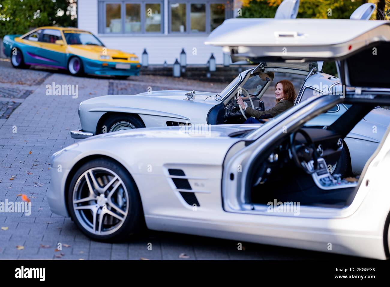 Essen, Deutschland. 23.. November 2022. Model Vicky sitzt in einem Mercedes-Benz 300 SL Gullwing bei einer Fotosession für die Essener Motormesse im Jagdhaus Schellenberg. Die Automesse findet von 03,12 bis 11.12.2022 Uhr in den Ausstellungshallen statt. Kredit: Rolf Vennenbernd/dpa/Alamy Live News Stockfoto
