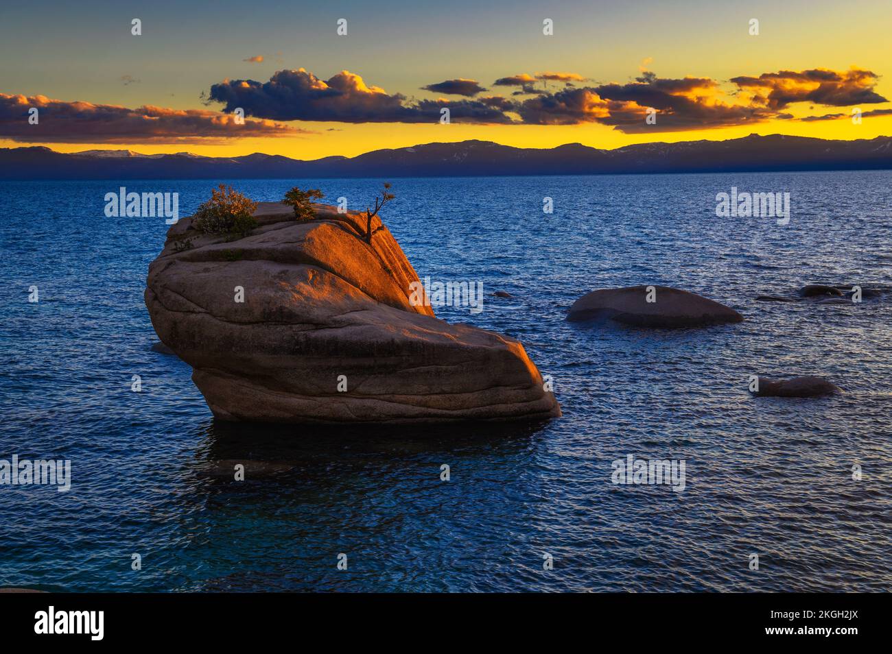 Dramatischer Sonnenuntergang über dem Bonsai Rock von Lake Tahoe, Nevada Stockfoto