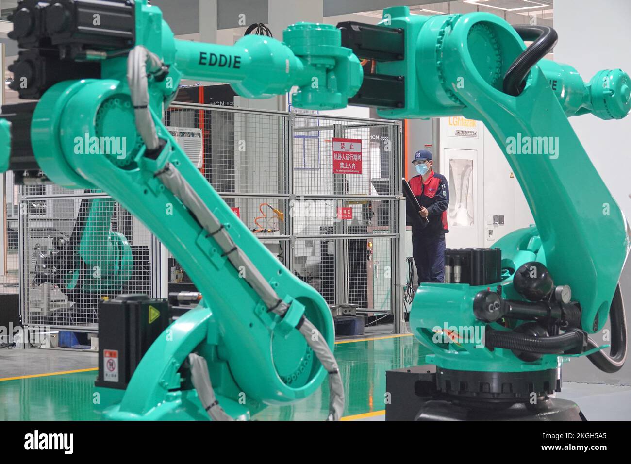 YANTAI, CHINA 23. NOVEMBER 2022 Arbeiter verwenden intelligente