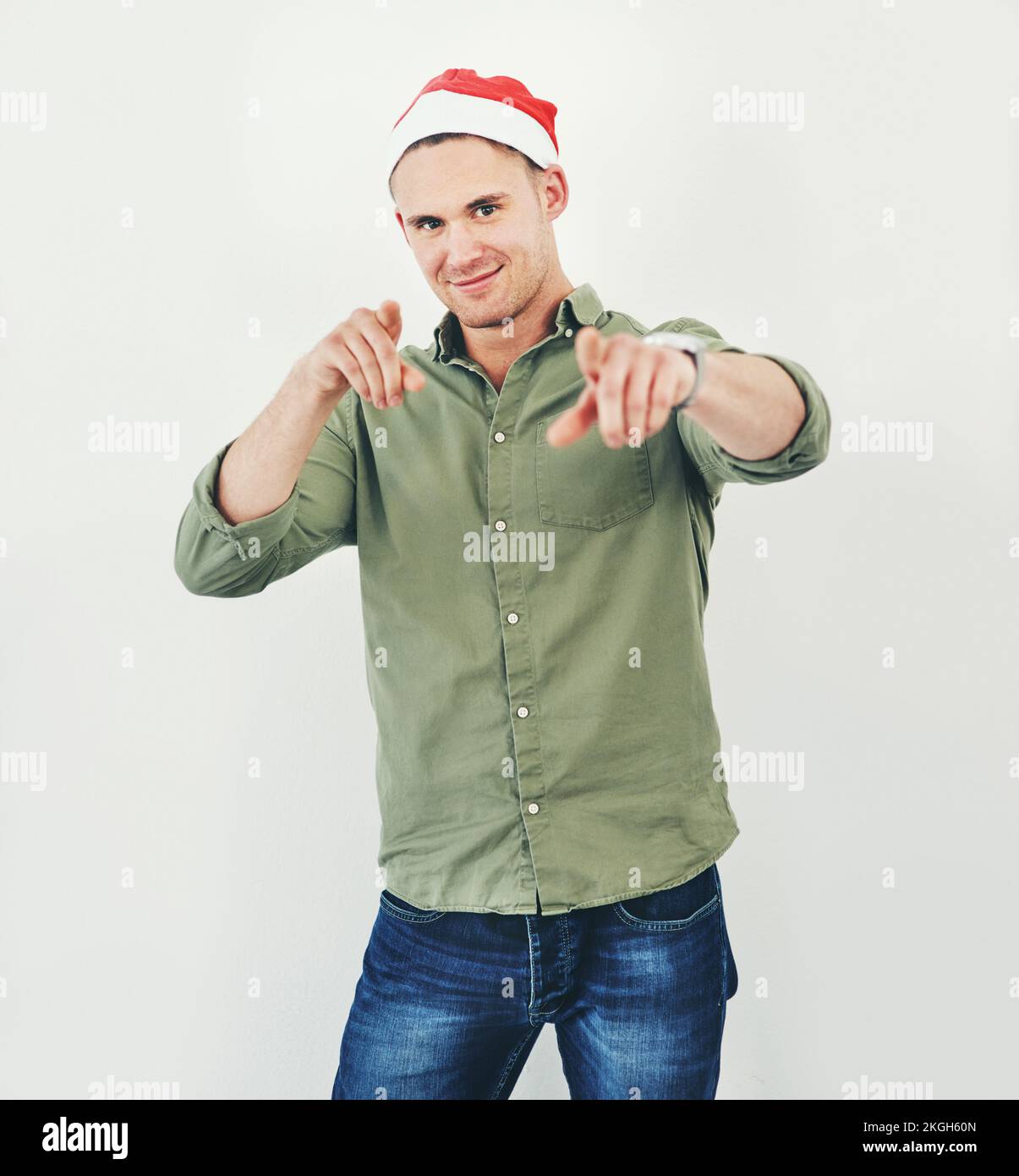 Weihnachten, Porträt und festlich mit einem Modelmann im Studio auf grauem Hintergrund, der einen Hut für die Feiertage trägt. Tradition, Feier und Jahreszeiten Stockfoto