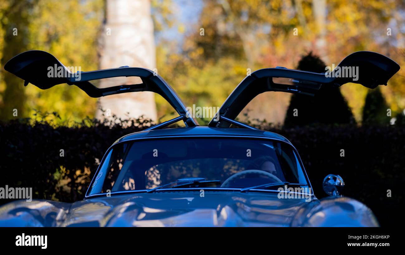 Essen, Deutschland. 23.. November 2022. Die Flügeltüren eines Mercedes-Benz 300 SL stehen während einer Fotosession für die Essener Automesse im Jagdhaus Schellenberg offen. Die Automesse findet von 03,12 bis 11.12.2022 Uhr in den Ausstellungshallen statt. Kredit: Rolf Vennenbernd/dpa/Alamy Live News Stockfoto