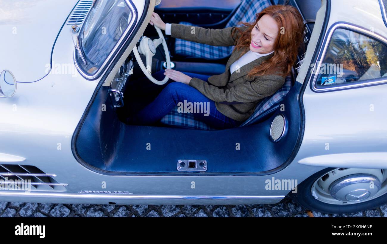 Essen, Deutschland. 23.. November 2022. Model Vicky sitzt in einem Mercedes-Benz 300 SL Gullwing bei einer Fotosession für die Essener Motormesse im Jagdhaus Schellenberg. Die Automesse findet von 03,12 bis 11.12.2022 Uhr in den Ausstellungshallen statt. Kredit: Rolf Vennenbernd/dpa/Alamy Live News Stockfoto