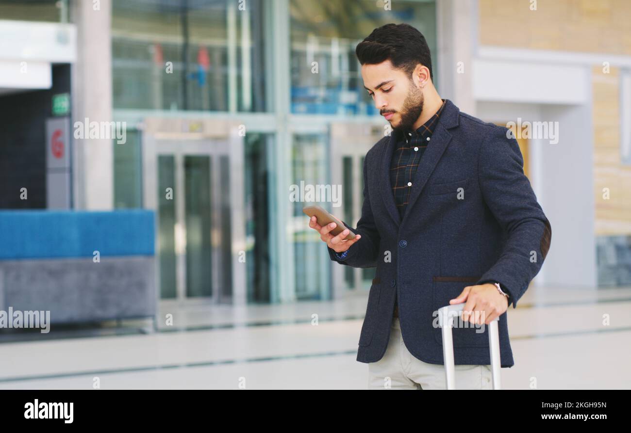Geschäftsmann, Telefon und Gepäck am Flughafen, Reise und Check Flug, Zeit, Zeitplan und Online-Kommunikation. Firmenangestellter, international Stockfoto