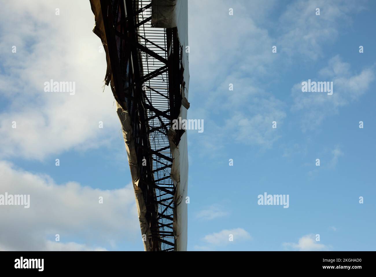 Design über der Rennstrecke. Werbedesign auf der Straße. Platz für Banner. Weiße Markise auf der Reklametafel. Stockfoto