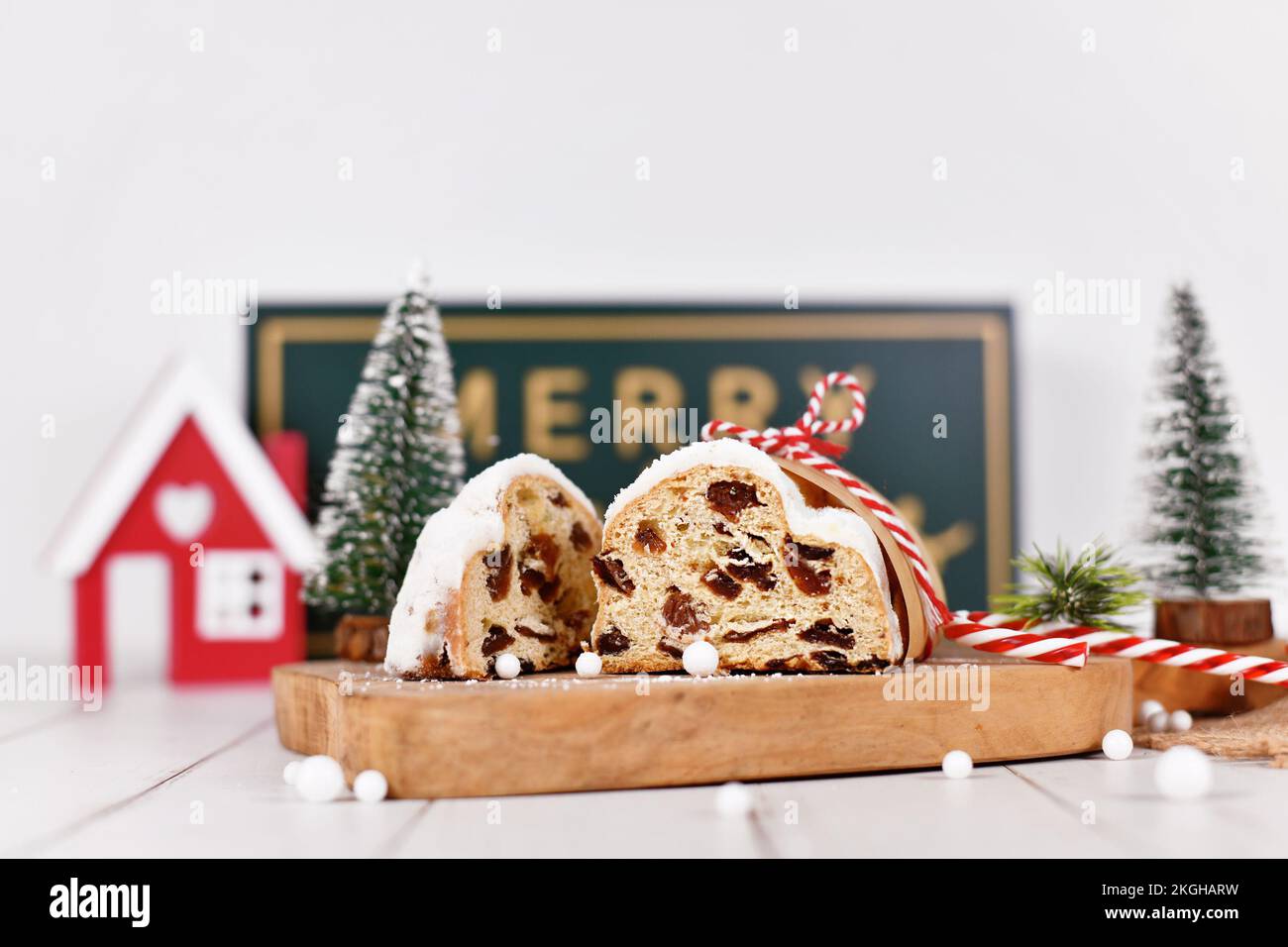 Aufgeschnittener deutscher Stollenkuchen, ein Obstbrot mit Nüssen, Gewürzen und getrockneten Früchten mit Puderzucker, das traditionell während der Weihnachtszeit serviert wird Stockfoto