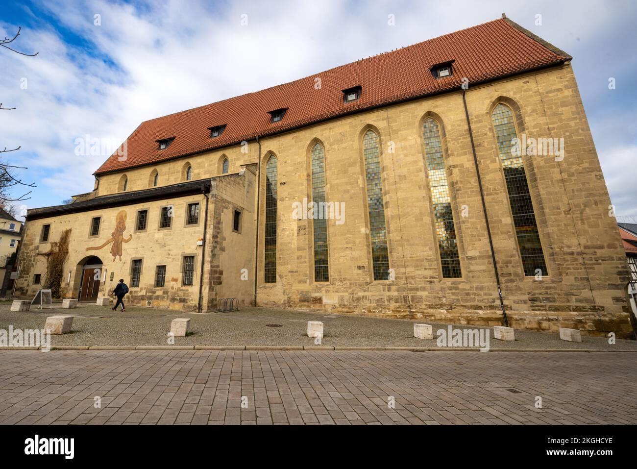 Saalfeld, Deutschland. 23.. November 2022. Ein Franziskanermönch ist über dem Eingang zum Stadtmuseum gemalt. Im Kloster ist ab heute ein Dreifachfenster mit gotischen spitzen Bögen aus dem Jahr 1250 zu sehen. Der älteste erhaltene Teil des ehemaligen Franziskanerklosters wurde im Oktober 2022 wieder entdeckt, nachdem er seit einer Wiederaufbauphase um 1480 abgeriegelt wurde. Kredit: Michael Reichel/dpa/Alamy Live News Stockfoto
