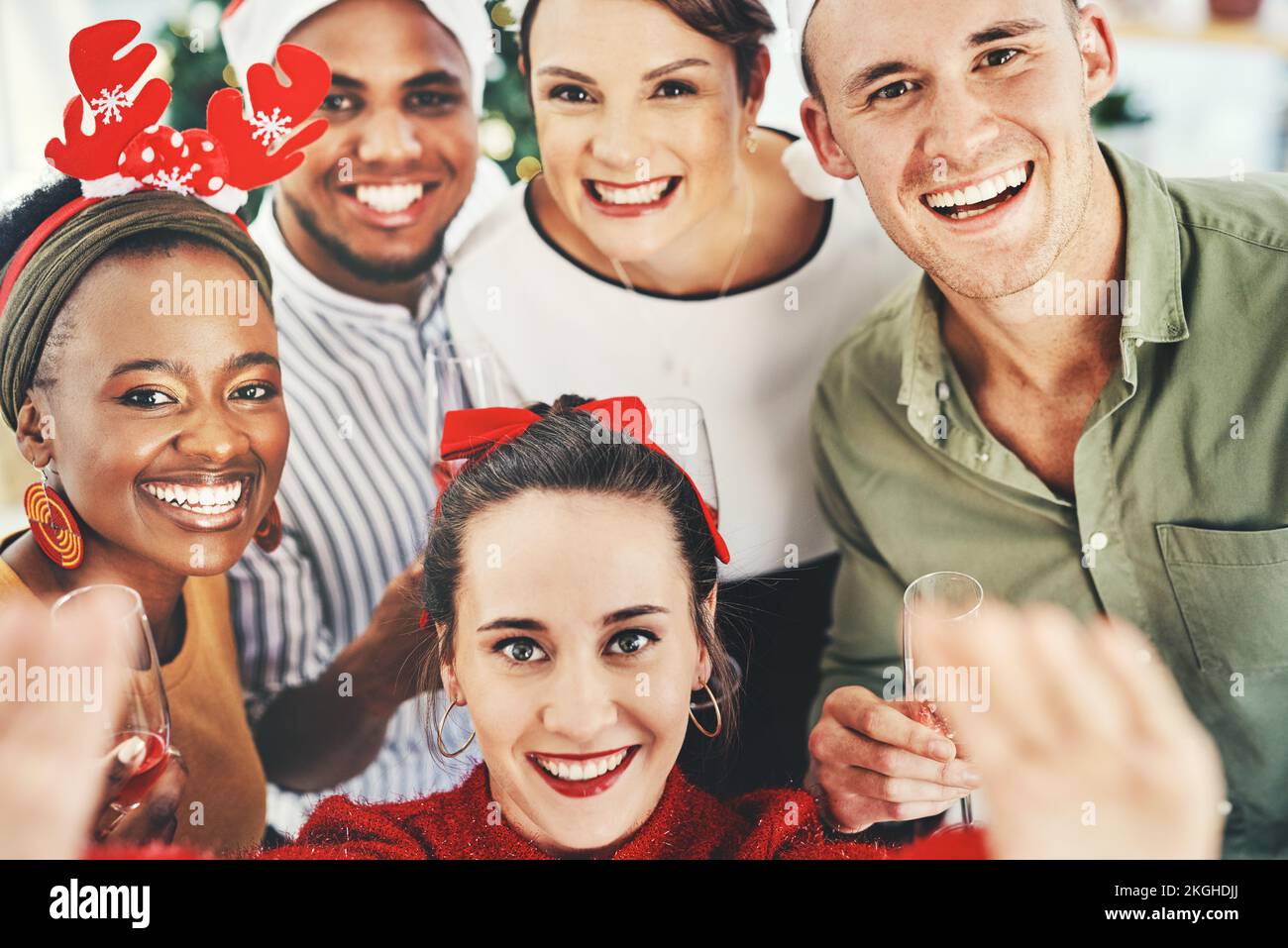 Selfie, weihnachts- und Geschäftsleute, Büromitarbeiter und Feiern gemeinsam. Porträt, Party und ein Foto für eine glückliche Erinnerung Stockfoto