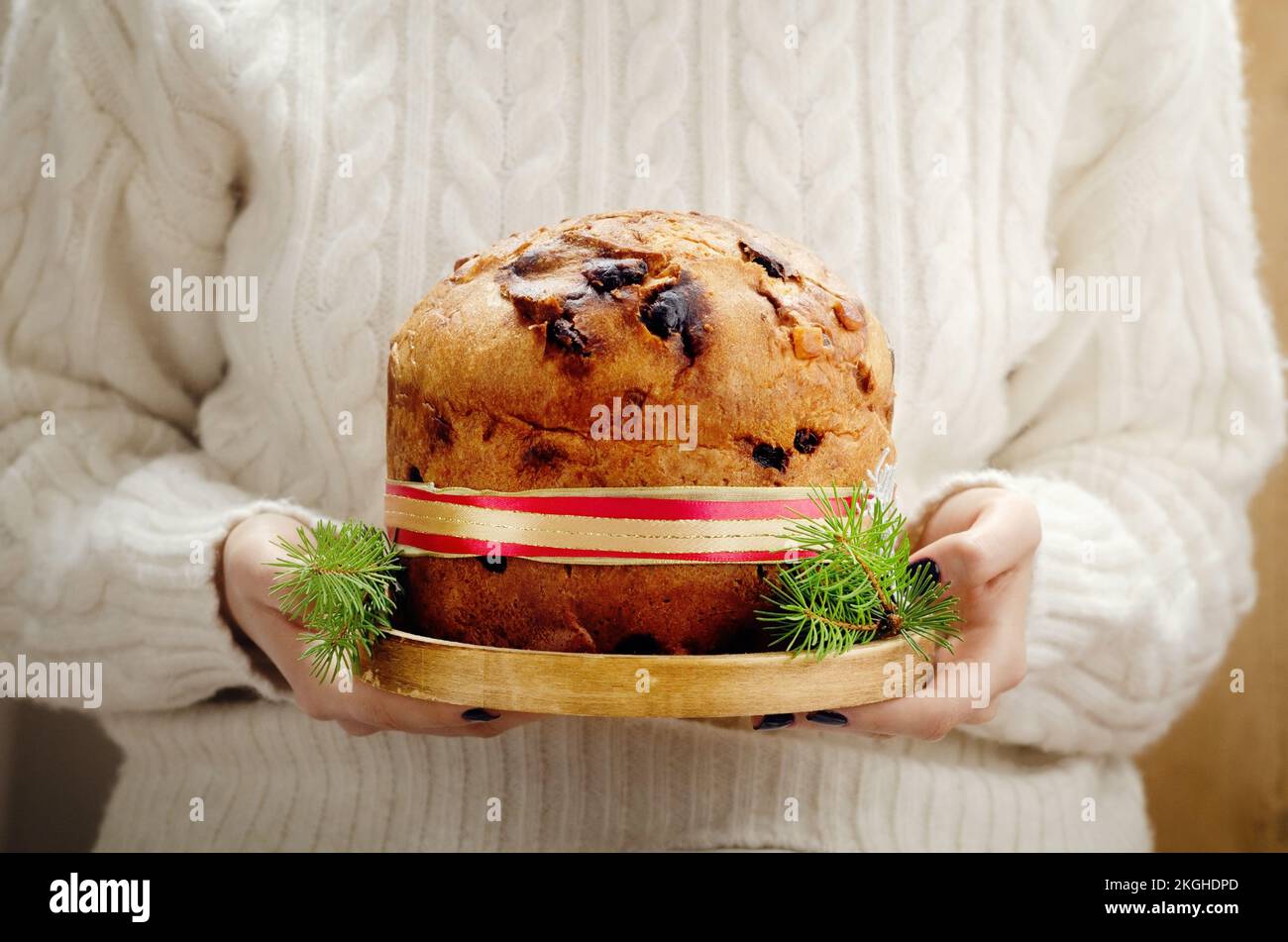 Panettone: Italienisches weihnachtliches süßes Hefebrot auf festlichem Servierteller auf einem Holztisch. Stockfoto