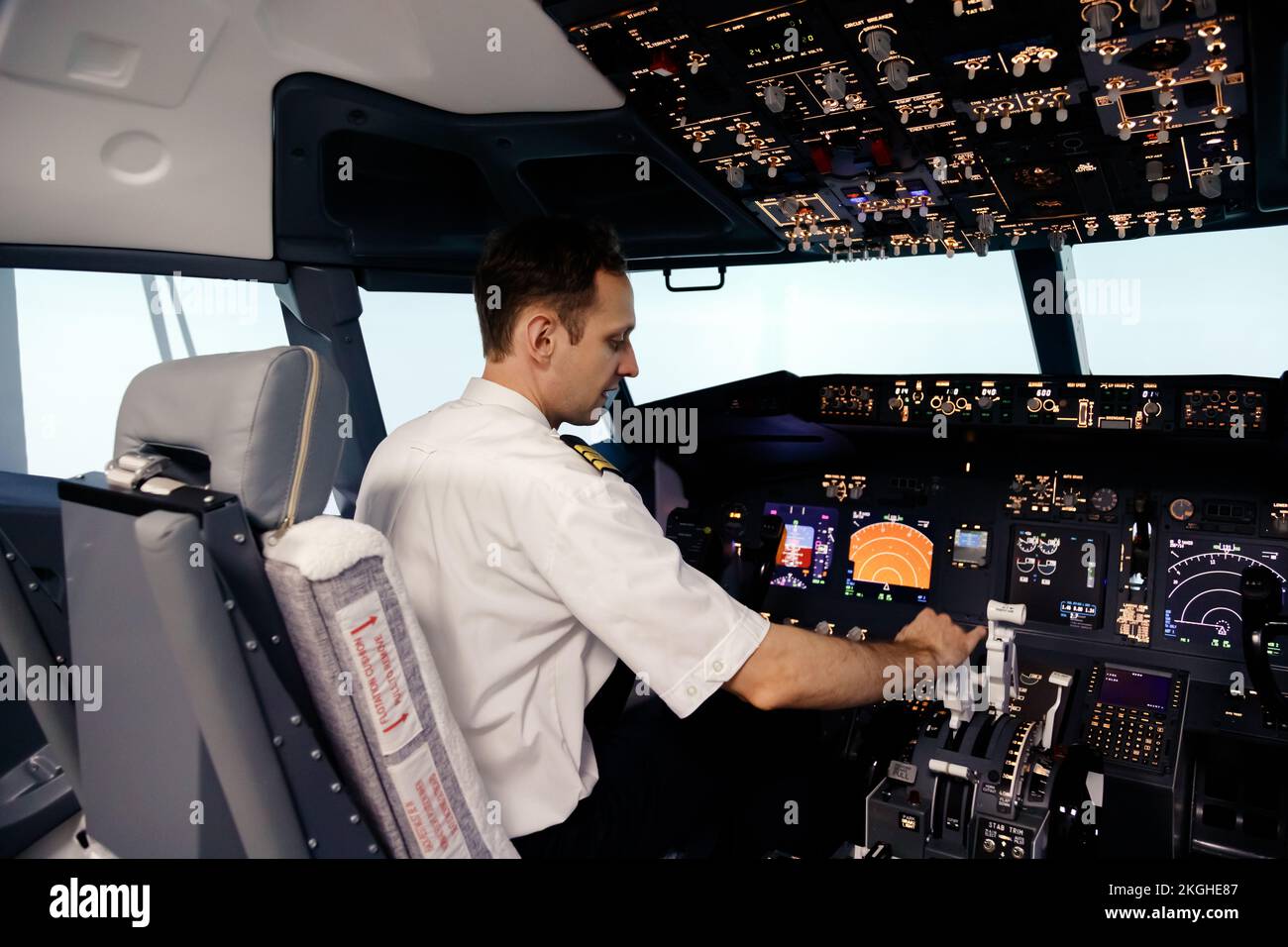 Ein Pilot steuert das Flugzeug, um zu starten und zu landen. Stockfoto