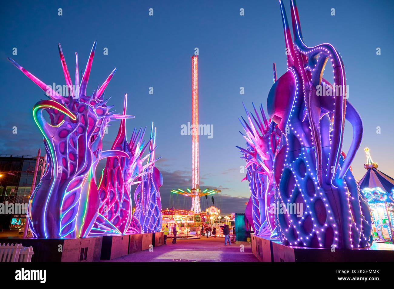 Star Flyer und Odyssey auf der Kirmes auf der Blackpool Promenade während der Weihnachtszeit 2022 Stockfoto