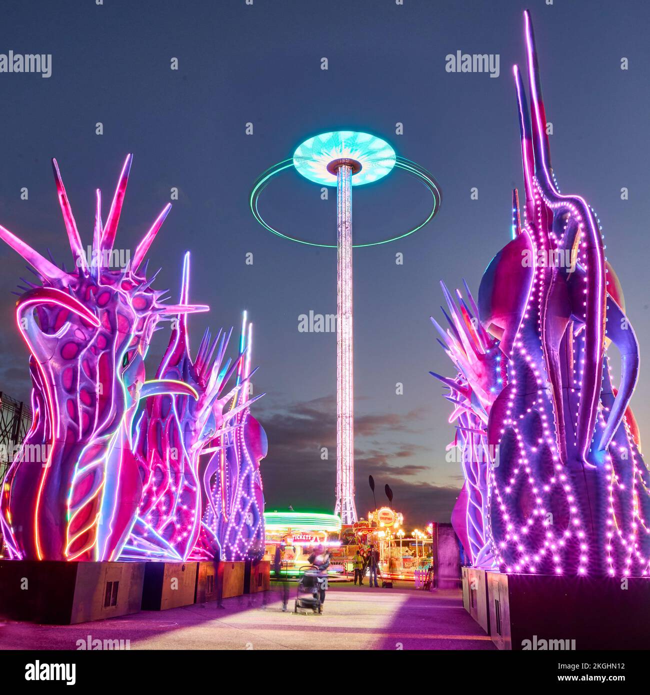 Star Flyer und Odyssey auf der Kirmes auf der Blackpool Promenade während der Weihnachtszeit 2022 Stockfoto