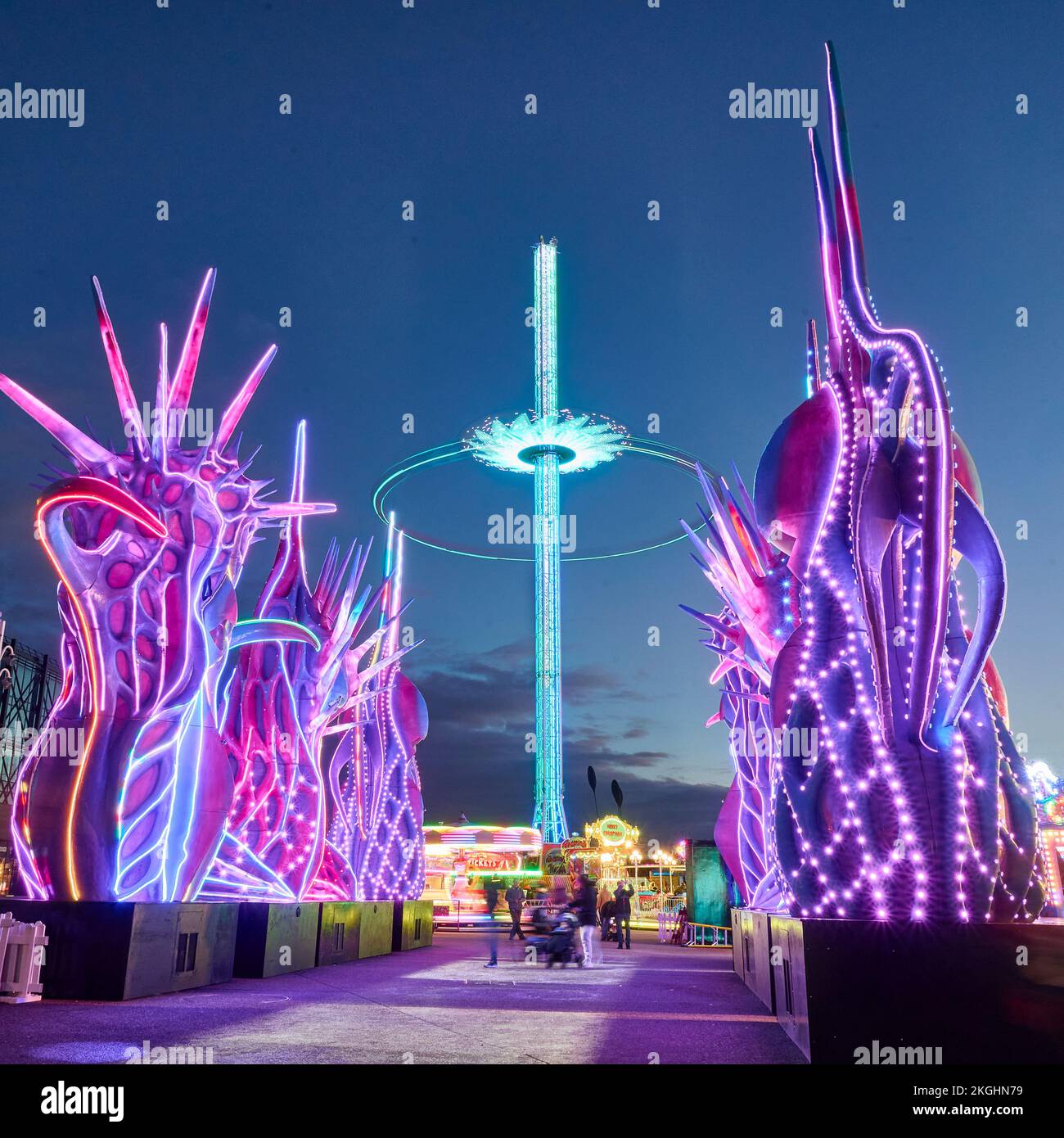Star Flyer und Odyssey auf der Kirmes auf der Blackpool Promenade während der Weihnachtszeit 2022 Stockfoto
