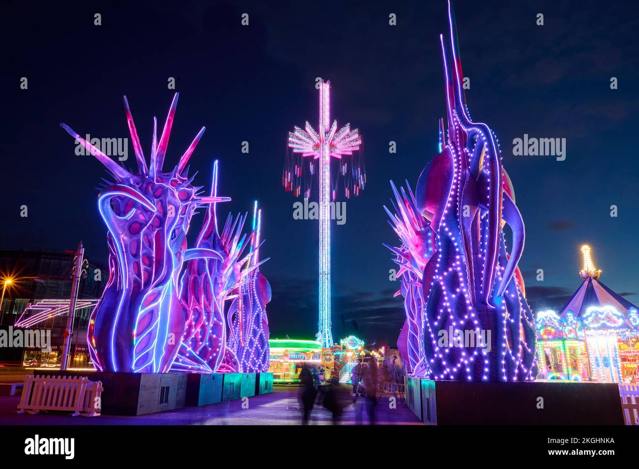 Star Flyer und Odyssey auf der Kirmes auf der Blackpool Promenade während der Weihnachtszeit 2022 Stockfoto