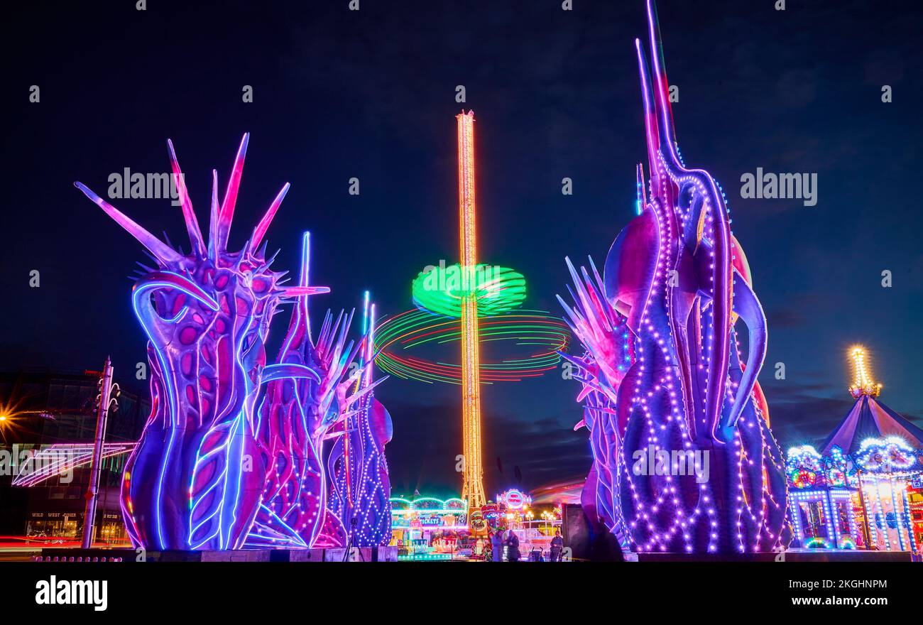 Star Flyer und Odyssey auf der Kirmes auf der Blackpool Promenade während der Weihnachtszeit 2022 Stockfoto