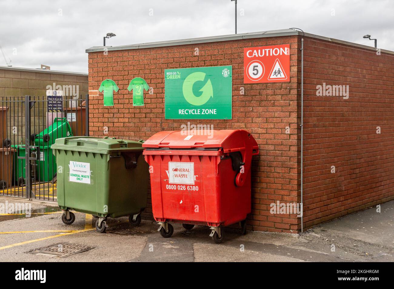 Abfalleimer vor dem Old Trafford Stadion von Manchester United Stockfoto