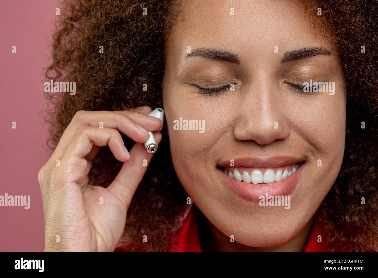 Nahaufnahme einer jungen Frau mit kabellosen Kopfhörern Stockfoto