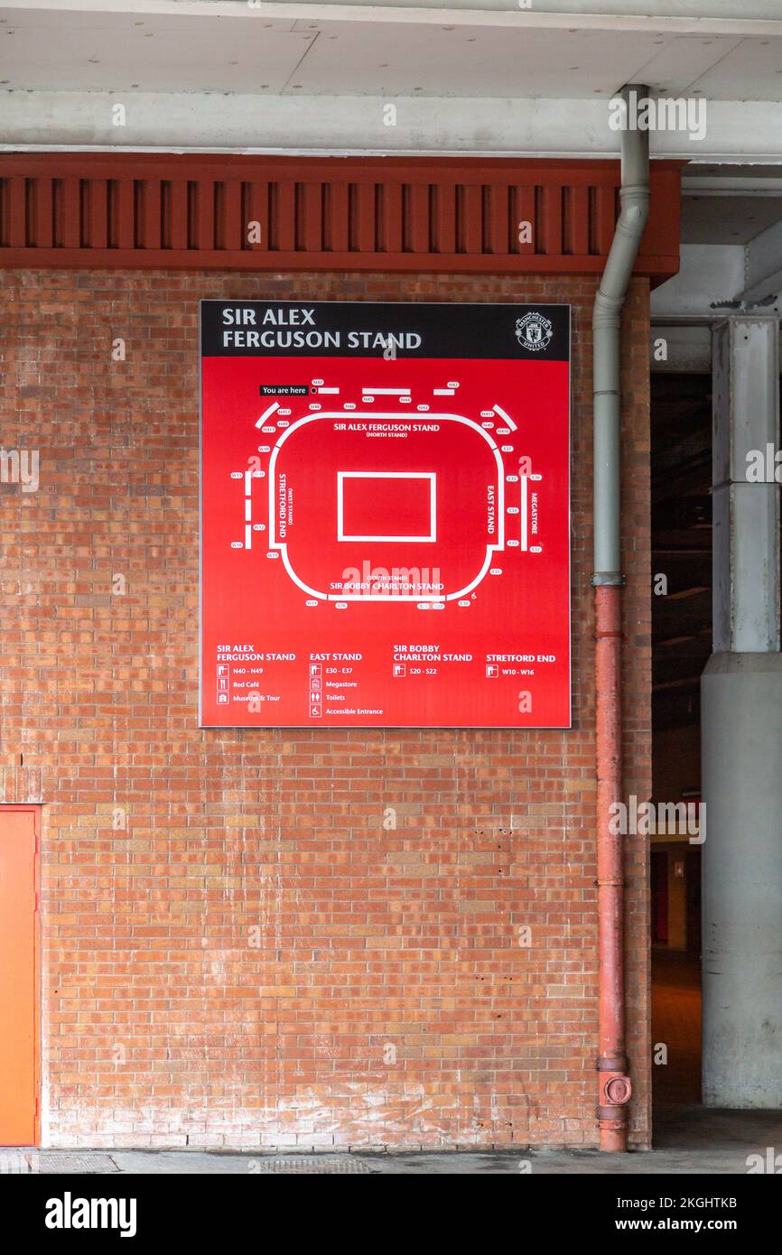 Sir Alex Ferguson steht im Old Trafford Stadion von Manchester United, Manchester Stockfoto
