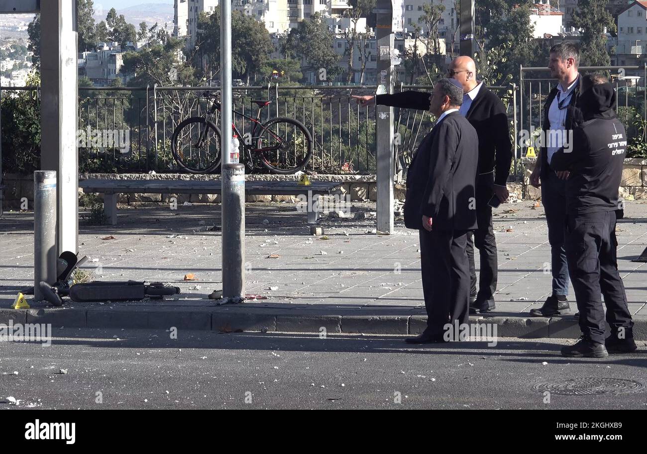JERUSALEM, ISRAEL - NOVEMBER 23: Der Bürgermeister von Jerusalem Moshe Leon spricht mit Polizeibeamten, während er den Ort einer Explosion in einer Bushaltestelle inspiziert, die Ziel eines Bombenanschlags am 230. November 2022 in Jerusalem, Israel war. Der Leiter des israelischen Nachrichtendienstes Shin Bet warnte davor, dass die Palästinensische Behörde kurz vor dem Zusammenbruch stehen könnte, was unmittelbare Folgen für die sich verschlechternde Sicherheitslage Israels hätte. Kredit: Eddie Gerald/Alamy Live News Stockfoto