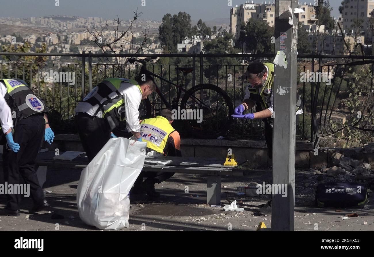 JERUSALEM, ISRAEL - NOVEMBER 23: JERUSALEM, ISRAEL - NOVEMBER 23: Mitglieder des Teams zur Identifizierung von Katastrophenopfern in Zaka inspizieren den Ort einer Explosion in einer Bushaltestelle, die Ziel eines Bombenanschlags am 230. November 2022 in Jerusalem, Israel war. Der Leiter des israelischen Nachrichtendienstes Shin Bet warnte davor, dass die Palästinensische Behörde kurz vor dem Zusammenbruch stehen könnte, was unmittelbare Folgen für die sich verschlechternde Sicherheitslage Israels hätte. Kredit: Eddie Gerald/Alamy Live News Stockfoto