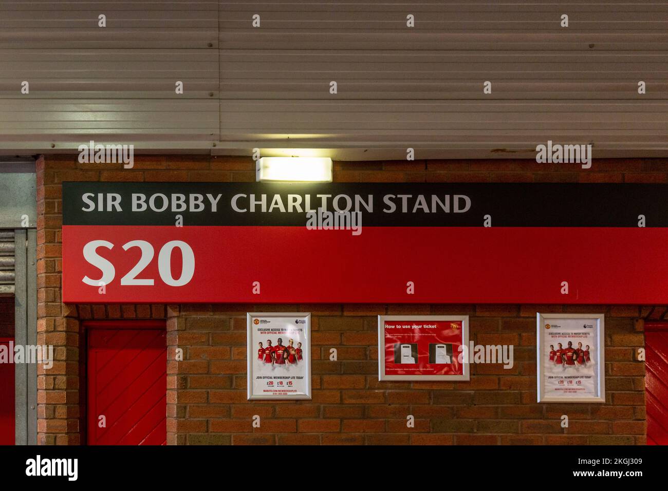Sir Bobby Charlton steht im Old Trafford Stadion von Manchester United, Manchester Stockfoto