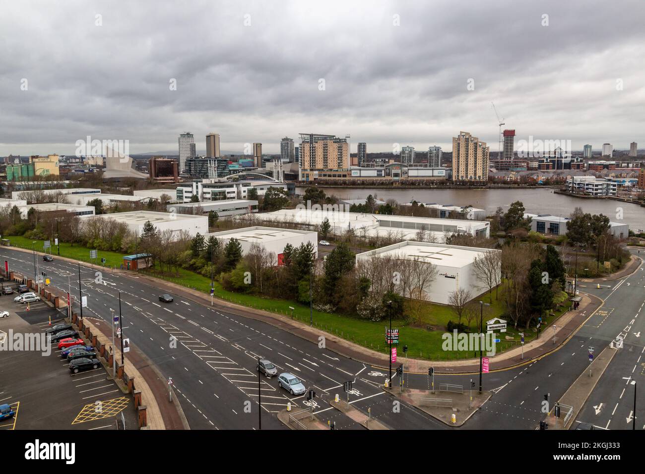 Blick in Richtung Media City, Manchester, von Old Trafford Stockfoto