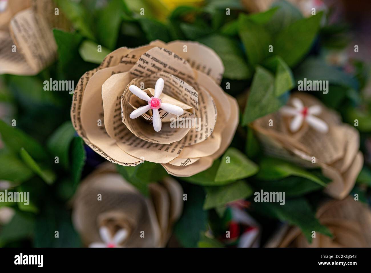 Nahaufnahme einer Blume aus Zeitung, Wattestäbchen und Material, die Teil einer Installation von Blumen ist, die Carina Andrews anlässlich des Carers Rights Day am 24. November im Galleries Shopping Centre in Broadmead, Bristol, entworfen hat. Das Stück besteht aus 40.138 Papierblumen, von denen jede eine unbezahlte Pflegekraft in der Gegend von Bristol repräsentiert. Die Blumen werden 2022 von Pflegekräften und Freiwilligen hergestellt und decken ein Modell des Wohnzimmers von Carinas Eltern ab. Bilddatum: Mittwoch, 23. November 2022. Stockfoto
