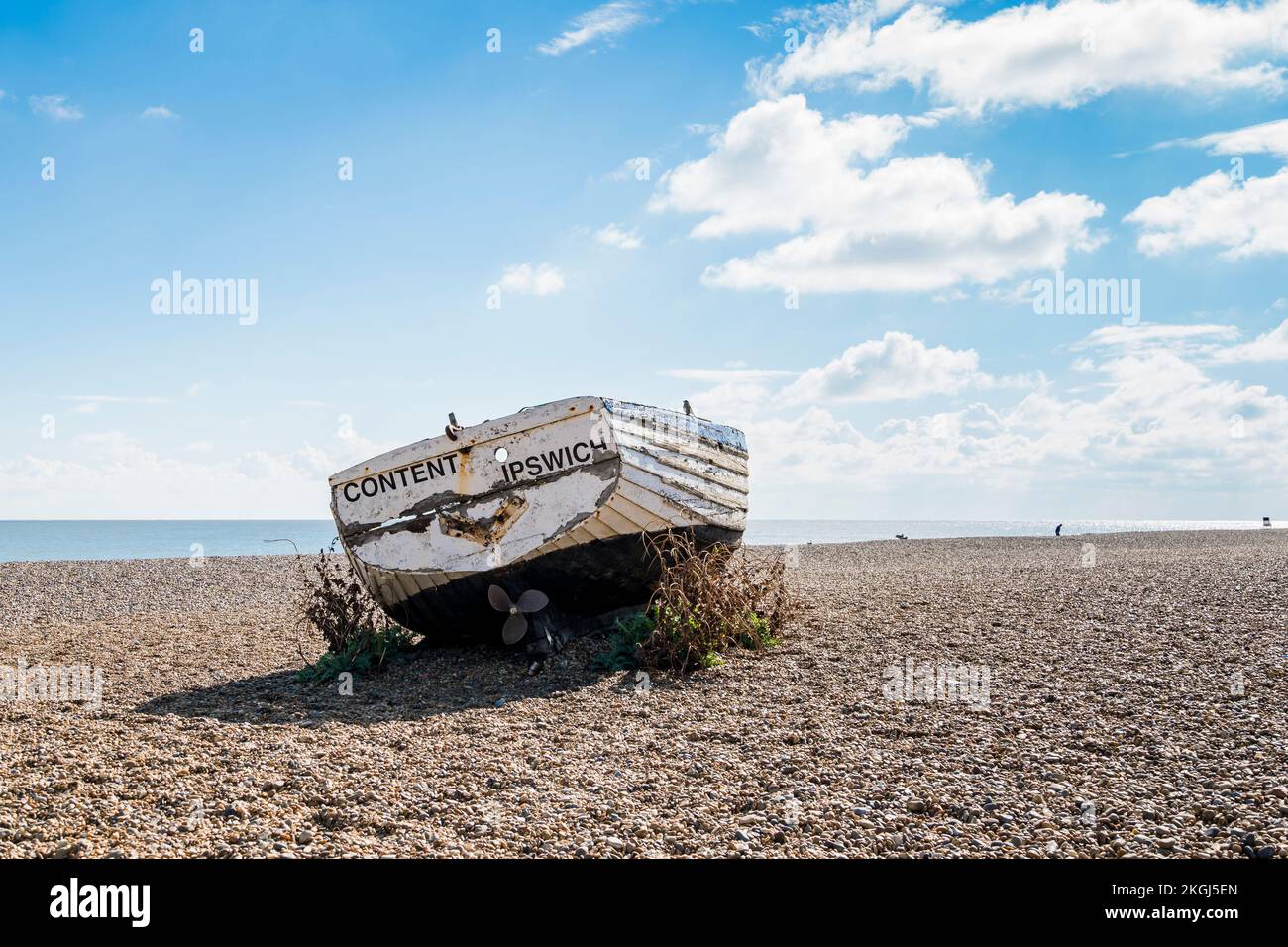 Old Clinker baute ein Fischerboot Content verrottete am Strand von Aldeburgh, Suffolk 2022 Stockfoto