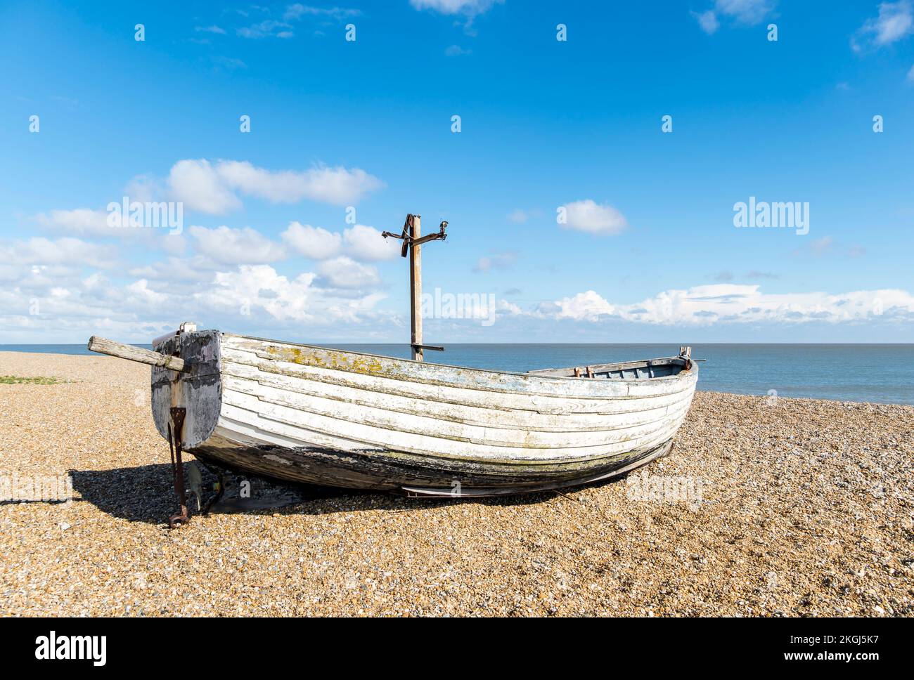 Der alte Klinker baute ein Fischerboot, das am Strand von Aldeburgh, Suffolk 2022, verrottete Stockfoto
