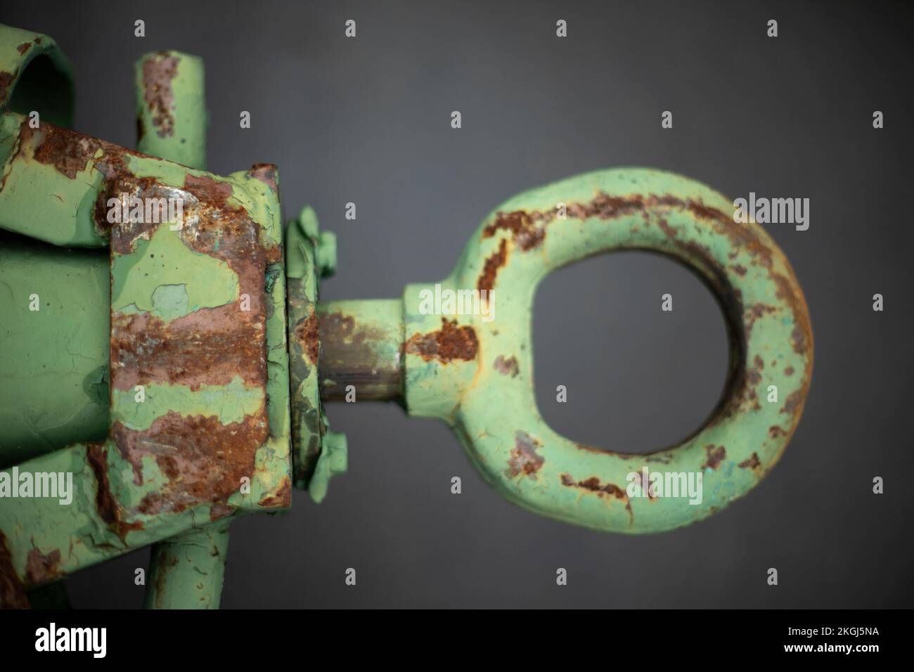 Stahlring für Kfz-Anhänger. Rostige Halterung am Körper. Kabelhalterung. Platz für Haken. Einzelheiten zu militärischer Ausrüstung. Stockfoto