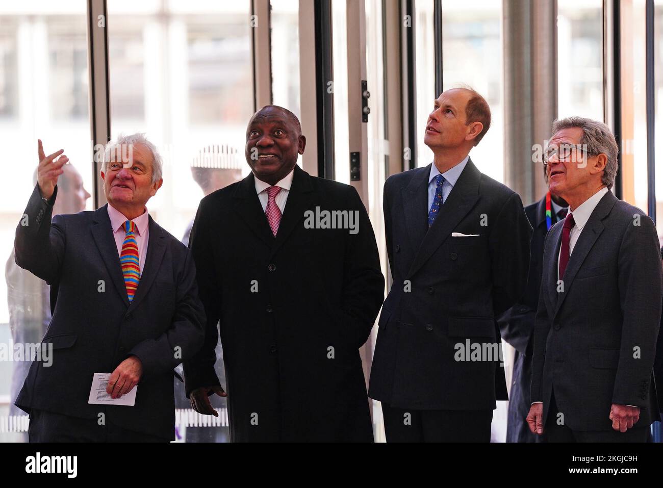 Präsident Cyril Ramaphosa aus Südafrika (Mitte links), mit dem Earl of Wessex (Mitte rechts), der während eines Besuchs des Francis Crick Institute in London im Rahmen seines Staatsbesuchs im Vereinigten Königreich das Atrium betrachtet. Bilddatum: Mittwoch, 23. November 2022. Stockfoto