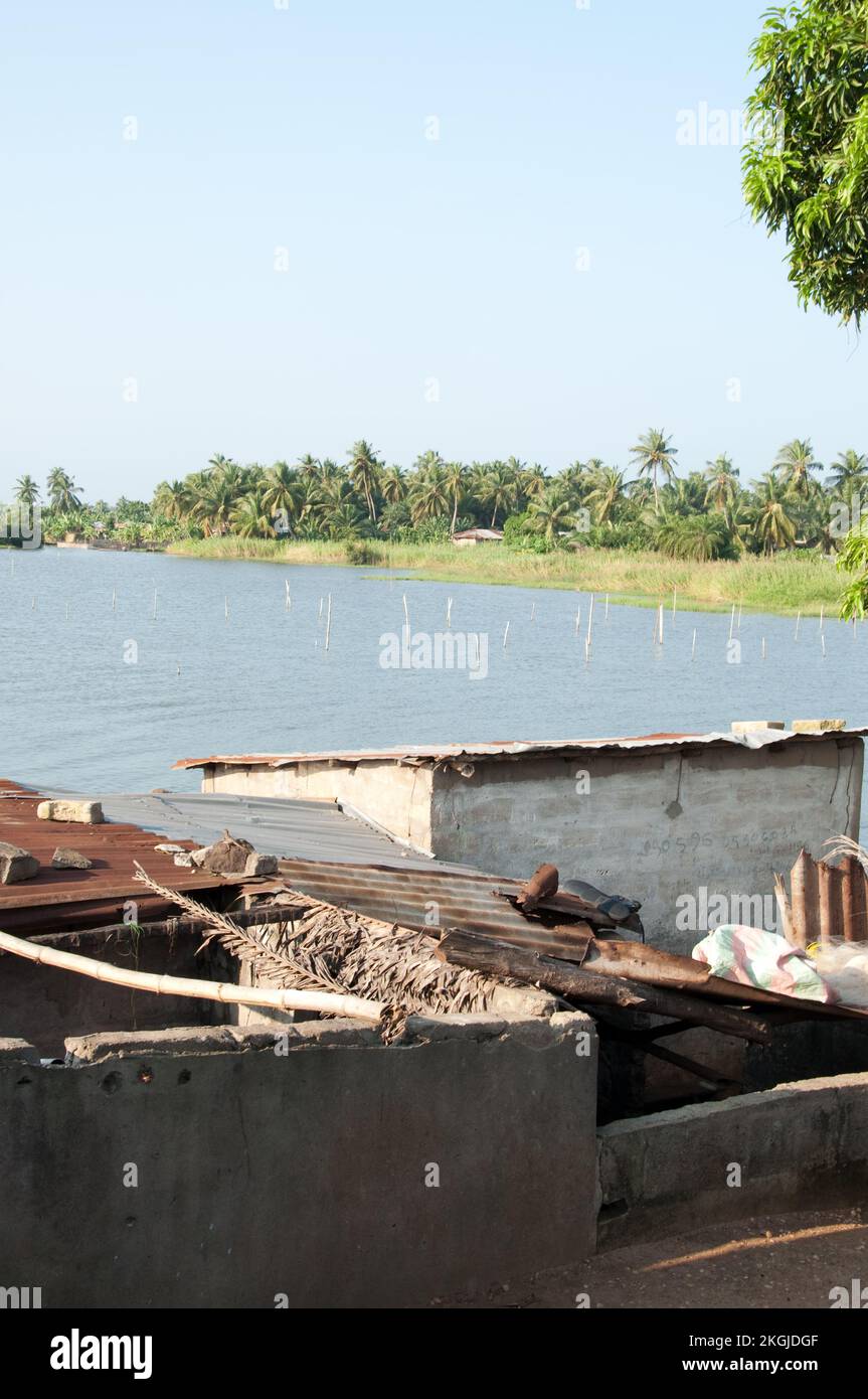 Blick auf Lake Aheme, Benin. Lake Aheme ist ein Voodou Centre in Benin, aber auch eines, wo viele Menschen ihren Lebensunterhalt mit Angeln verdienen. Kleine Häuser in schlechtem Zustand. Stockfoto