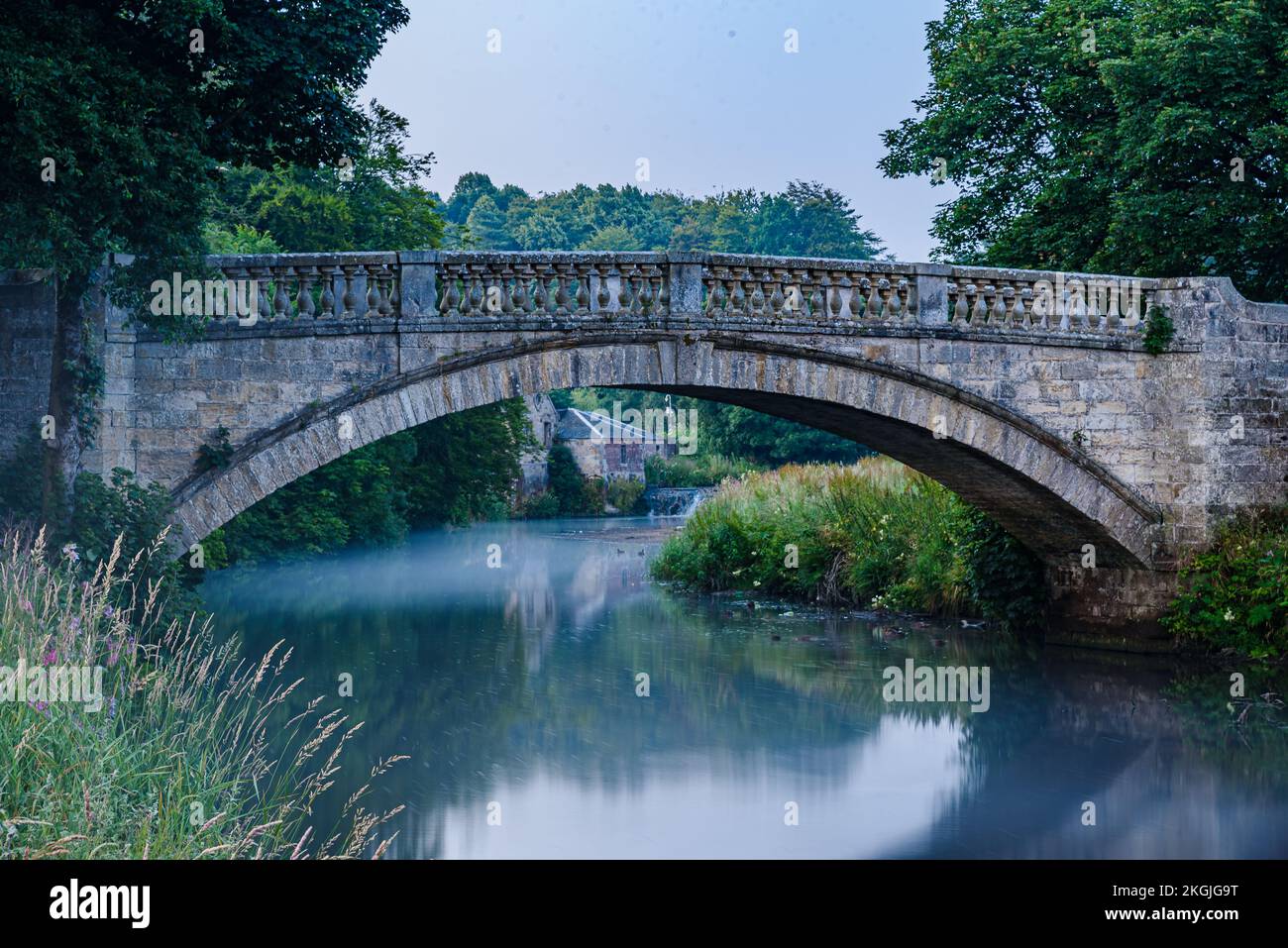 Romantische Brücke über dem Wasser im Pollok Park, Glasgow Stockfoto
