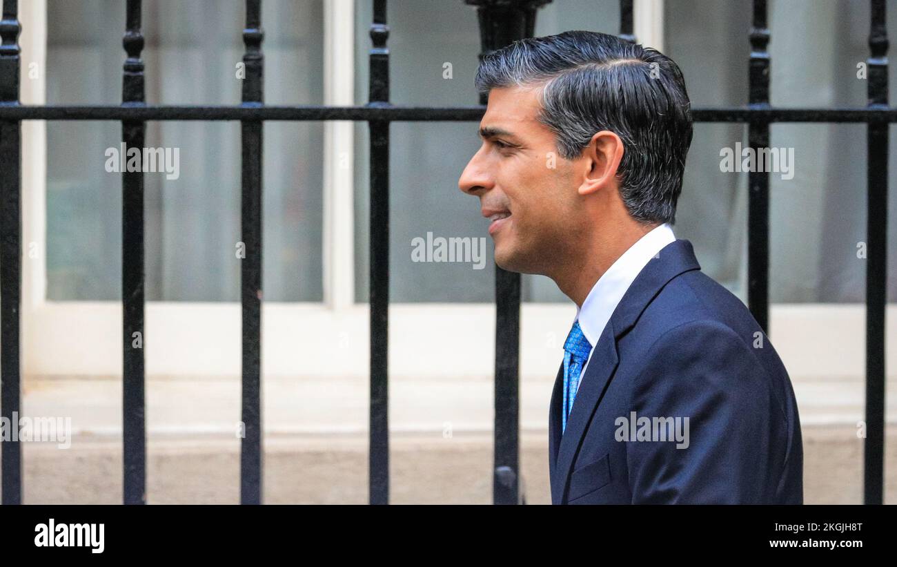 Downing Street, London, 23.. November 2022. Rishi Sunak, Abgeordneter des britischen Premierministers, verlässt die Downing Street 10, um Fragen des Premierministers vor dem Parlament zu beantworten. Kredit: Imageplotter/Alamy Live News Stockfoto