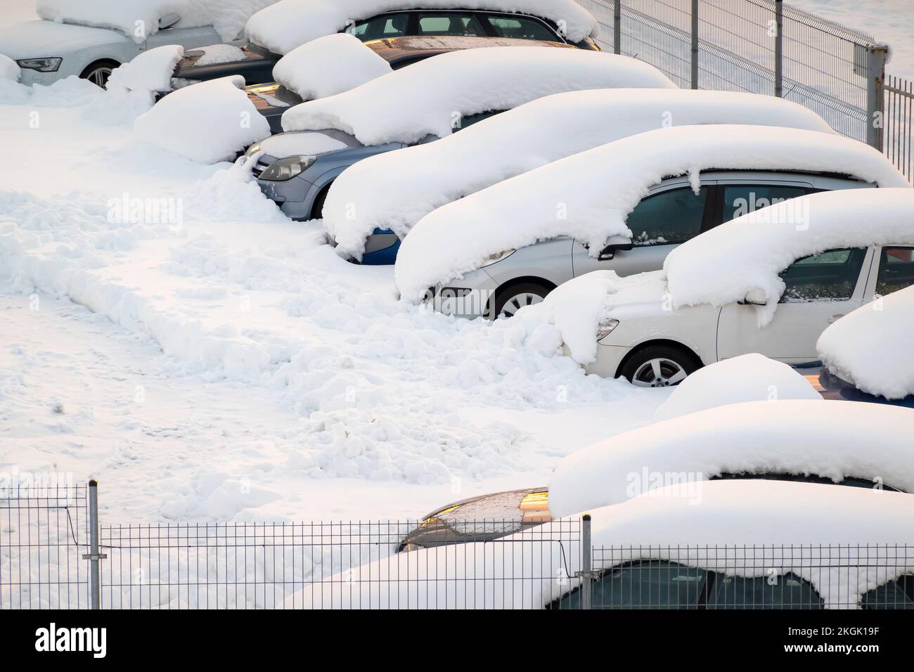 Auto unter dicken Schneedecke nach Sturm. Fahrzeuge unter Eis vergraben.  Niemand Stockfotografie - Alamy